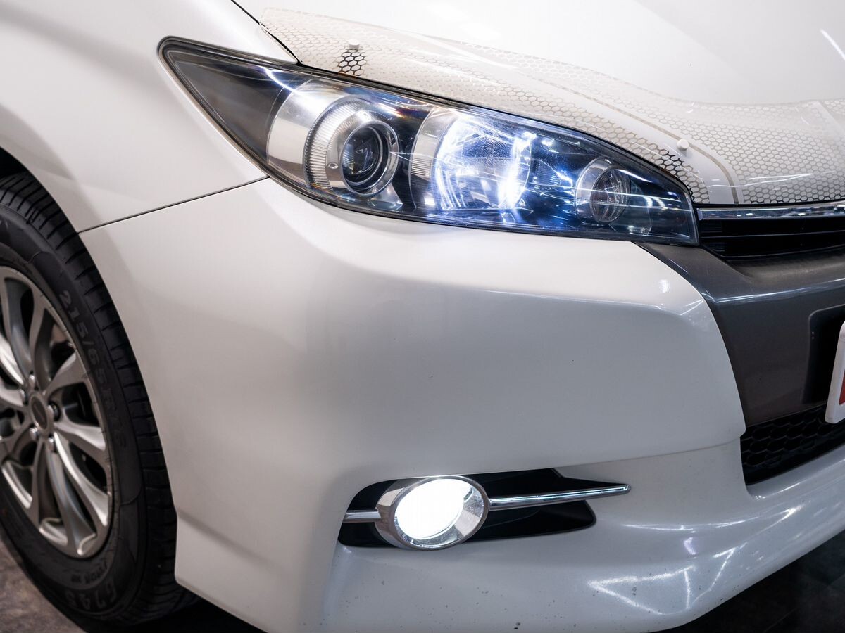 Toyota Wish 2012 - фото автомобиля