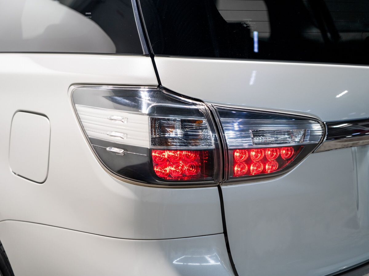 Toyota Wish 2012 - фото автомобиля