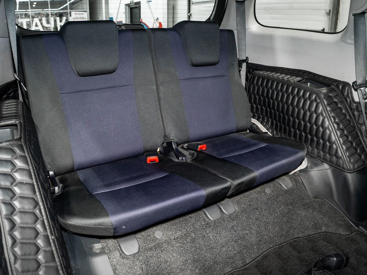 Toyota Wish 2012 - фото автомобиля