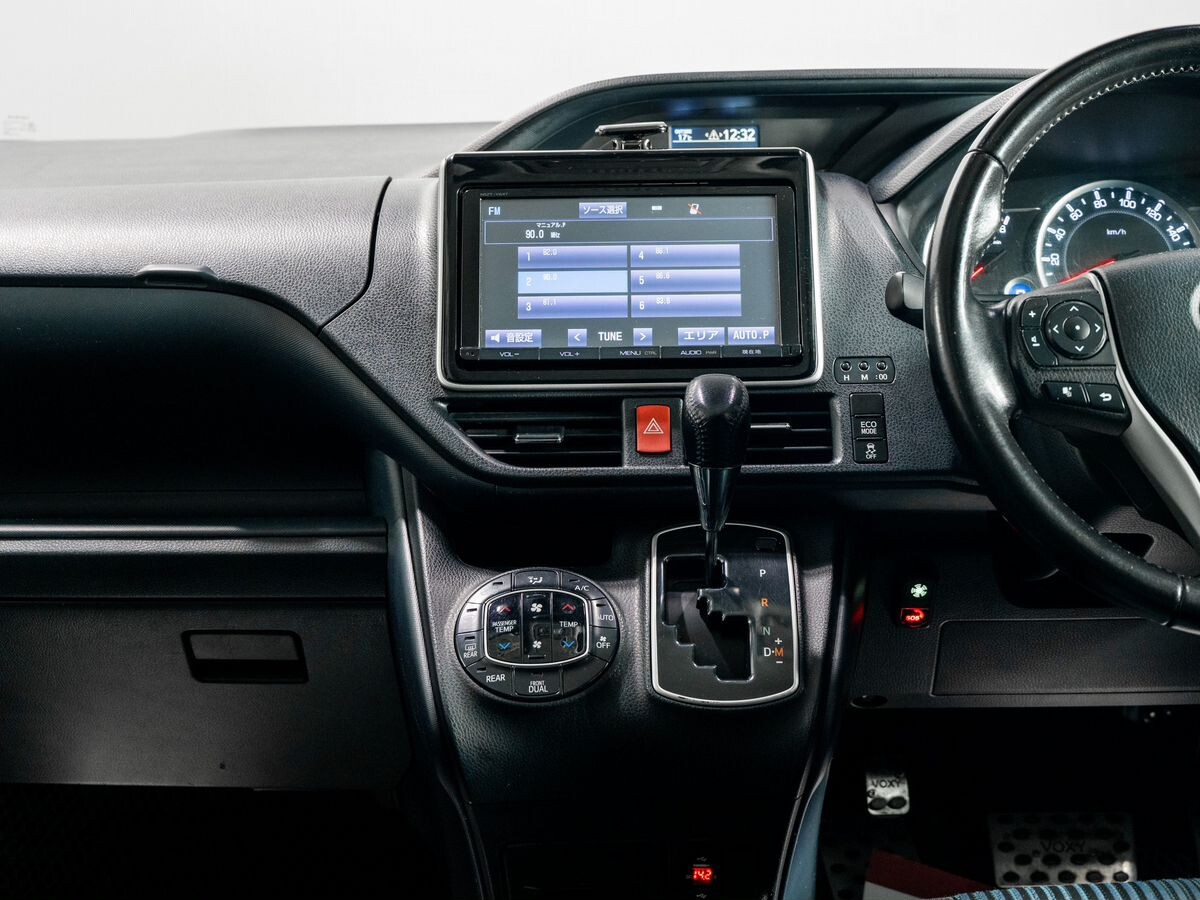 Toyota Voxy 2014 - фото автомобиля