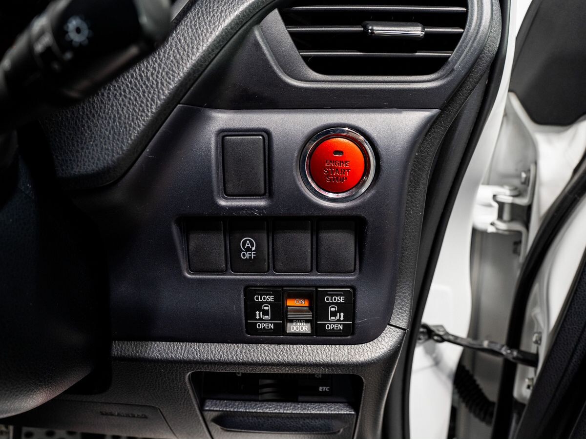 Toyota Voxy 2014 - фото автомобиля