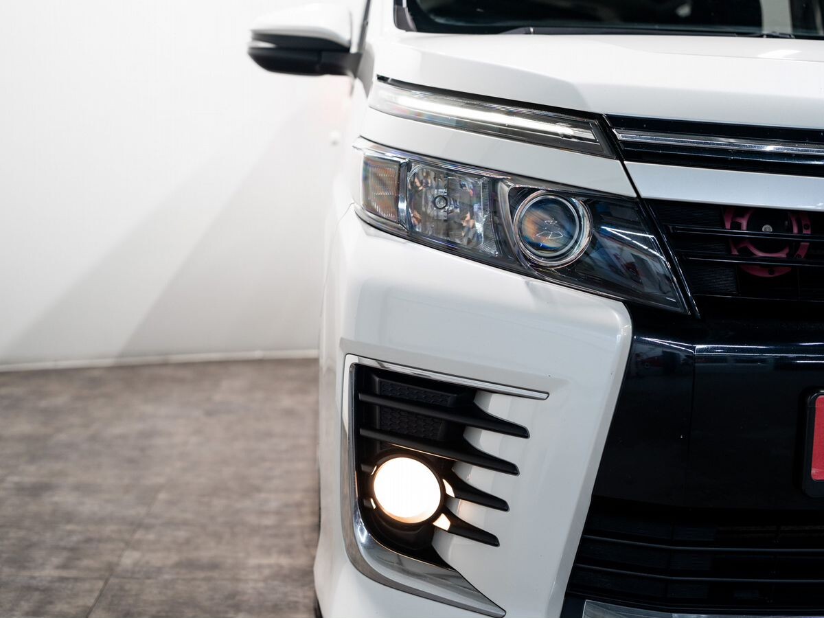 Toyota Voxy 2014 - фото автомобиля