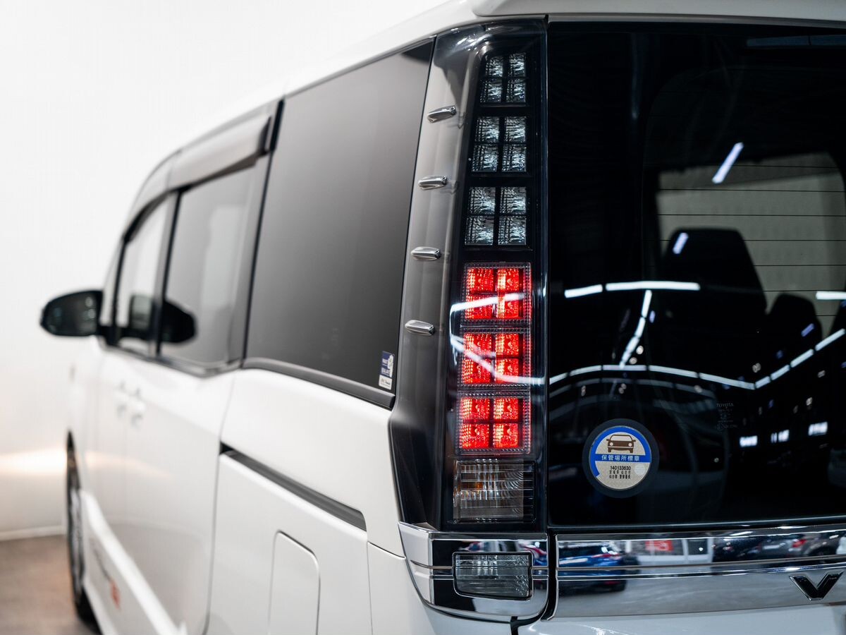 Toyota Voxy 2014 - фото автомобиля