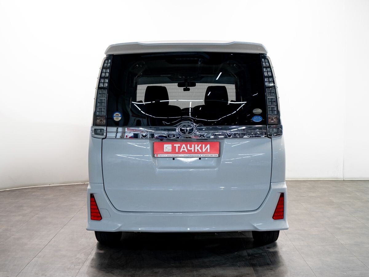 Toyota Voxy 2014 - фото автомобиля