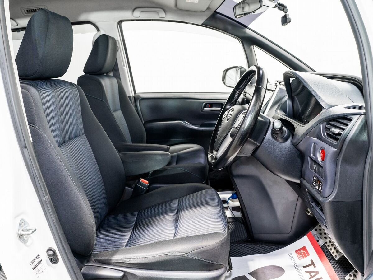 Toyota Voxy 2014 - фото автомобиля