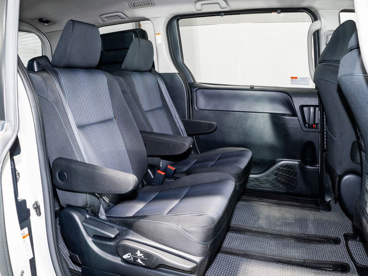Toyota Voxy 2014 - фото автомобиля