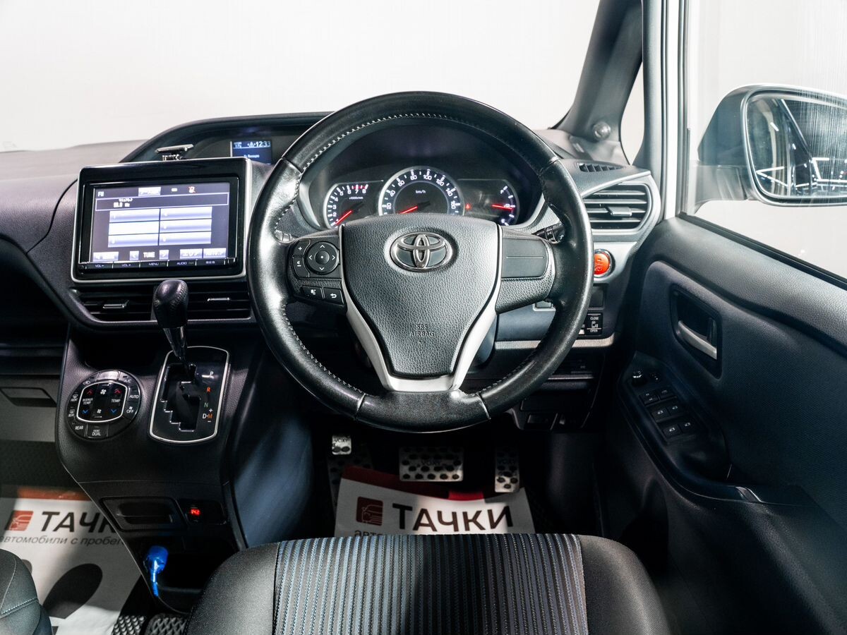 Toyota Voxy 2014 - фото автомобиля