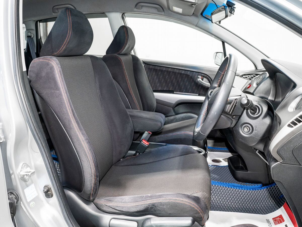 Honda Stream 2009 - фото автомобиля