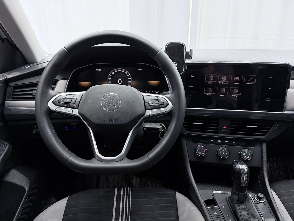 Volkswagen Bora 2023 - фото автомобиля