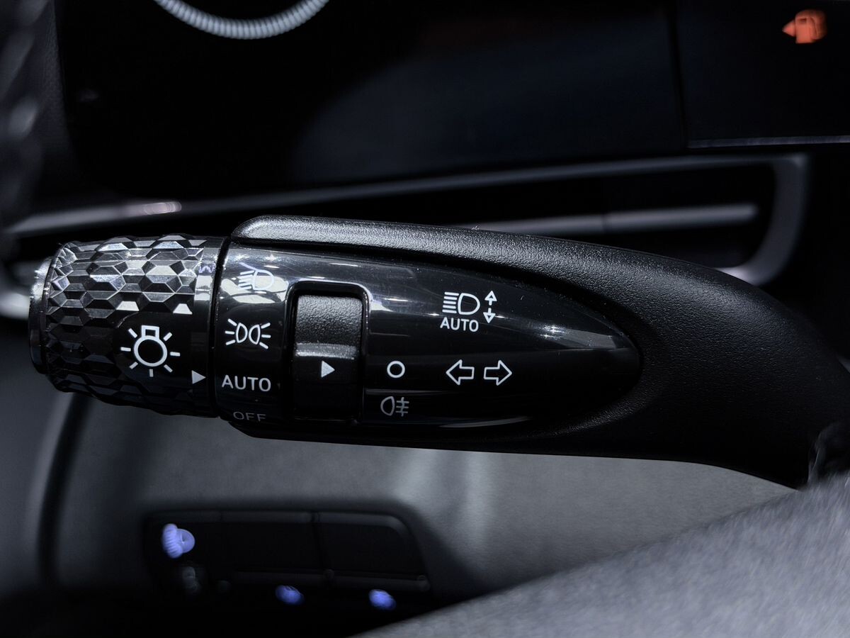 Hyundai Elantra 2023 - фото автомобиля