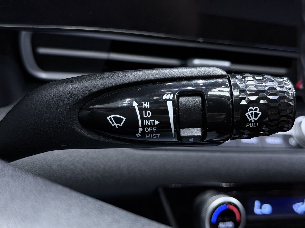 Hyundai Elantra 2023 - фото автомобиля