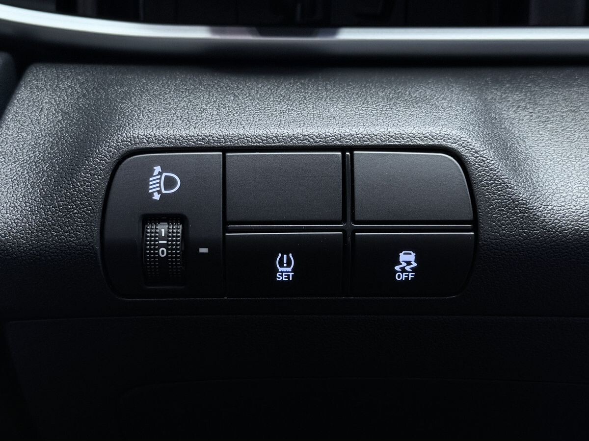 Hyundai Elantra 2023 - фото автомобиля