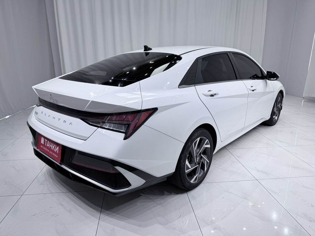 Hyundai Elantra 2023 - фото автомобиля