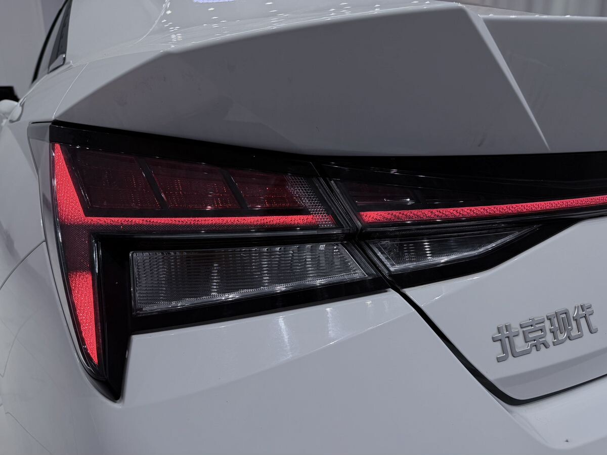 Hyundai Elantra 2023 - фото автомобиля