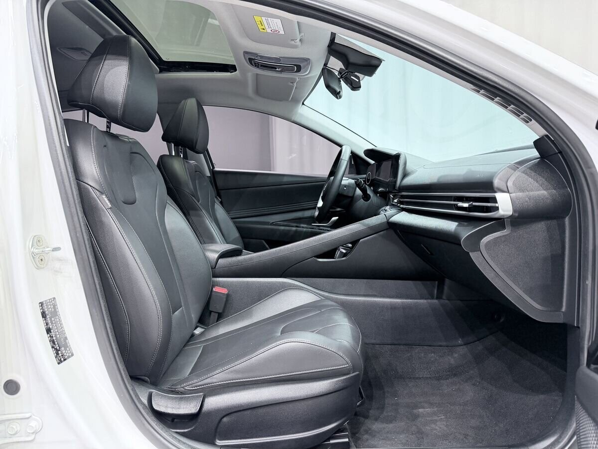 Hyundai Elantra 2023 - фото автомобиля