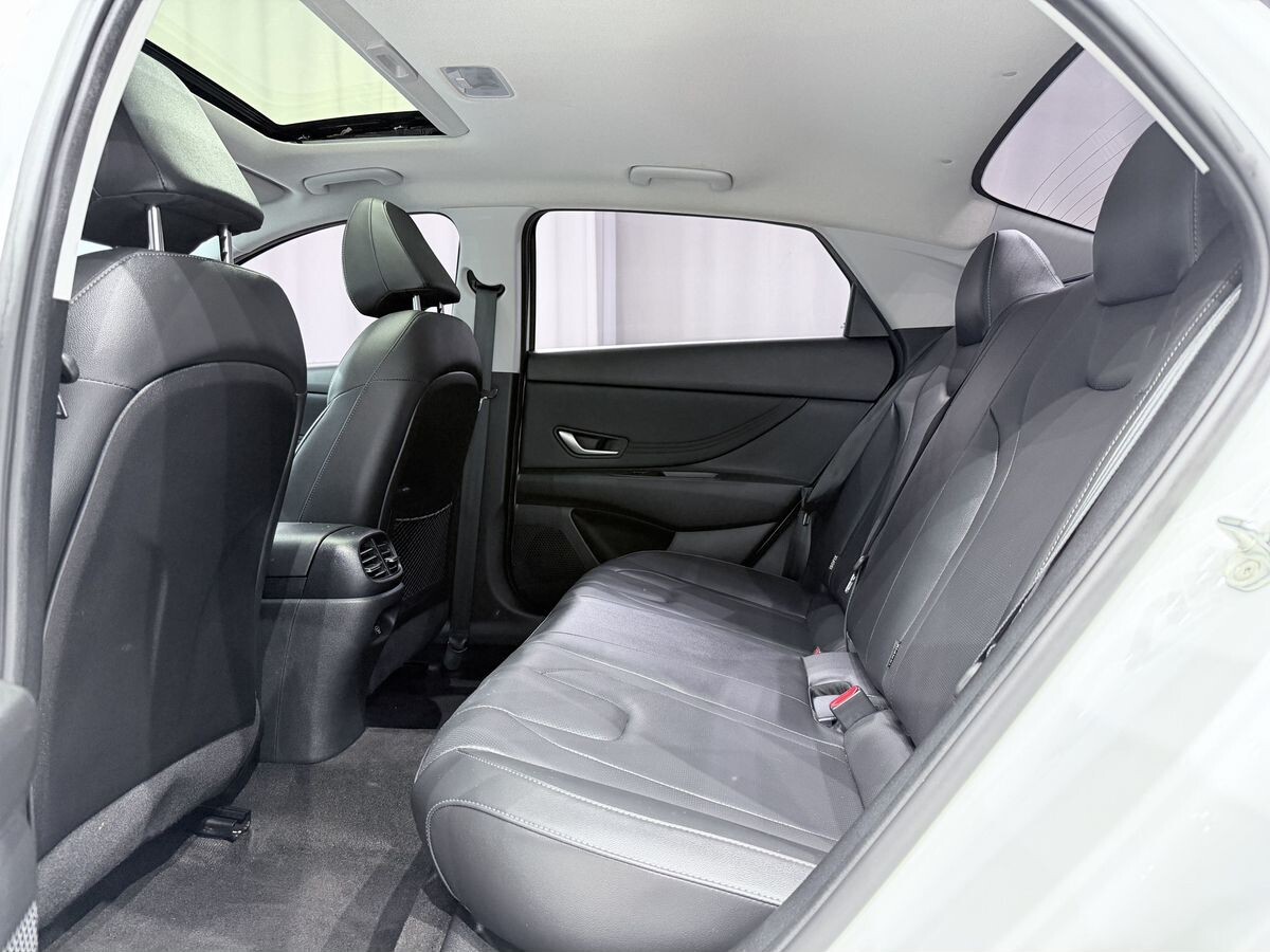 Hyundai Elantra 2023 - фото автомобиля