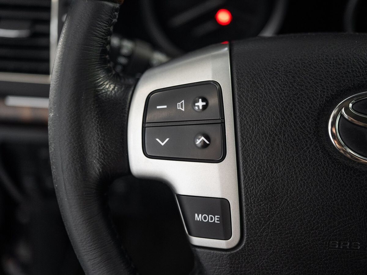 Toyota Land Cruiser 2013 - фото автомобиля
