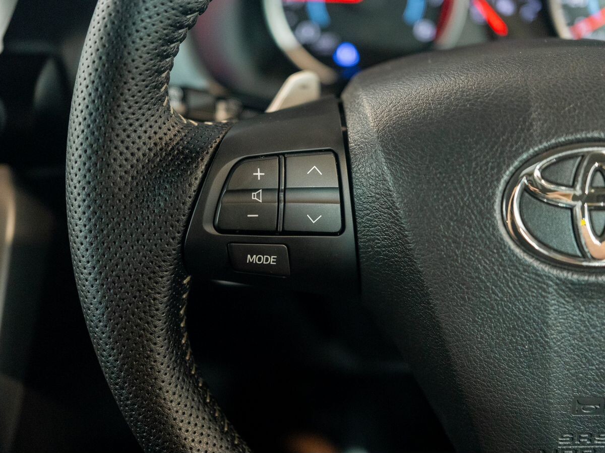 Toyota Wish 2011 - фото автомобиля