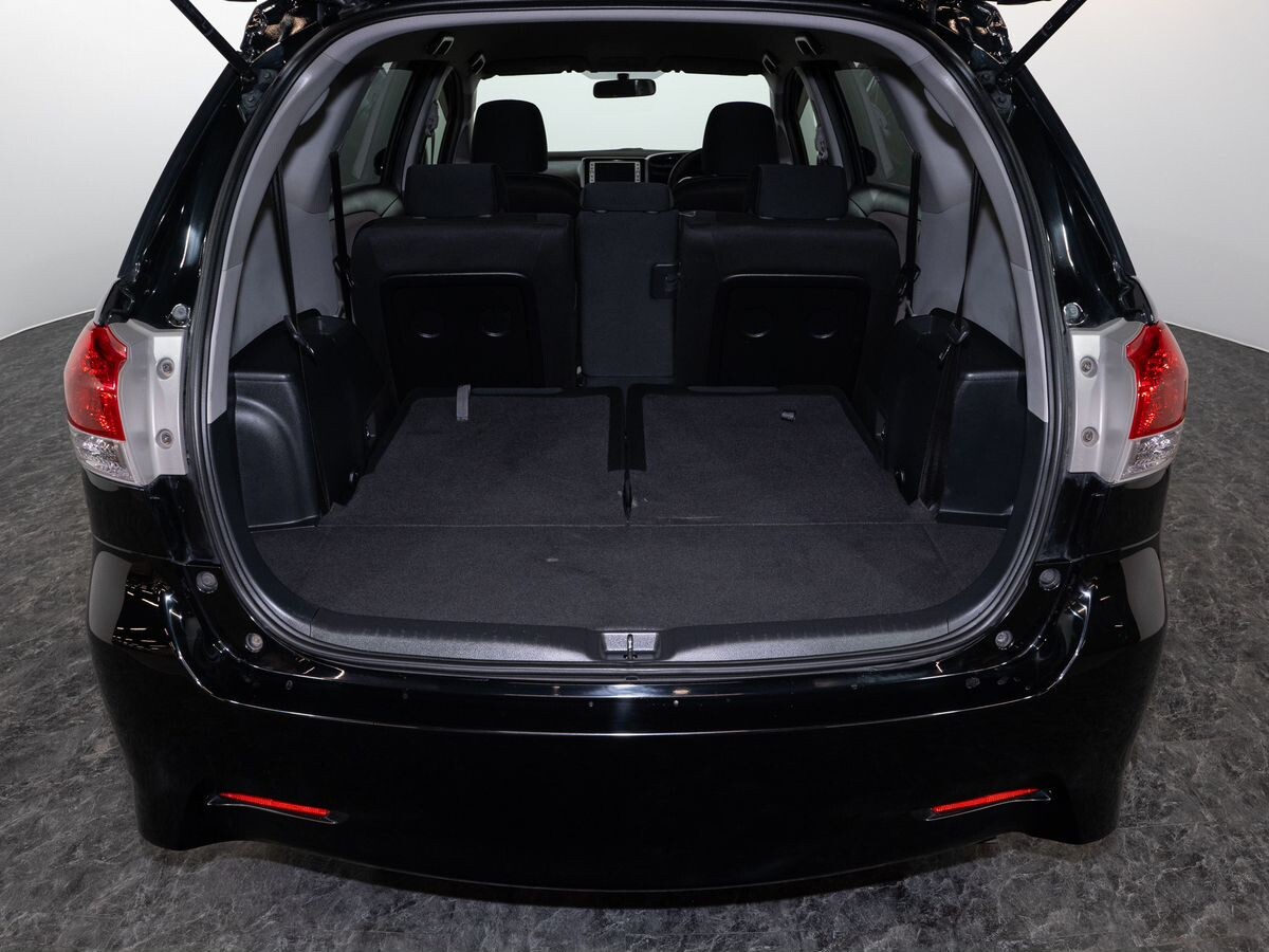 Toyota Wish 2011 - фото автомобиля