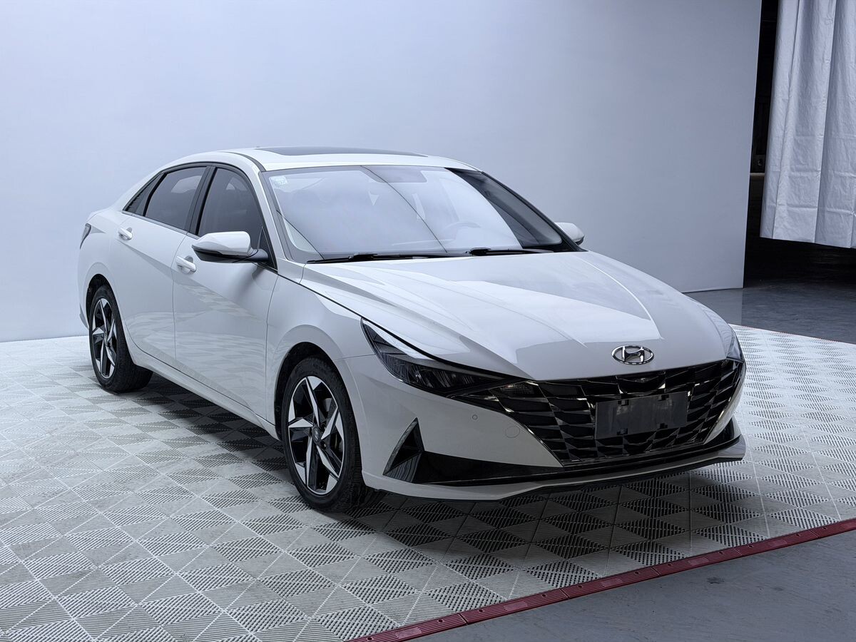 Hyundai Elantra 2022 - фото автомобиля