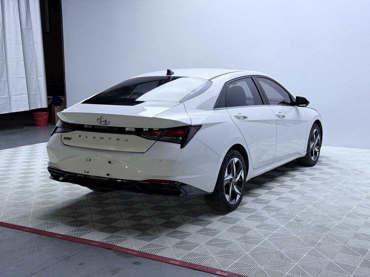 Hyundai Elantra 2022 - фото автомобиля