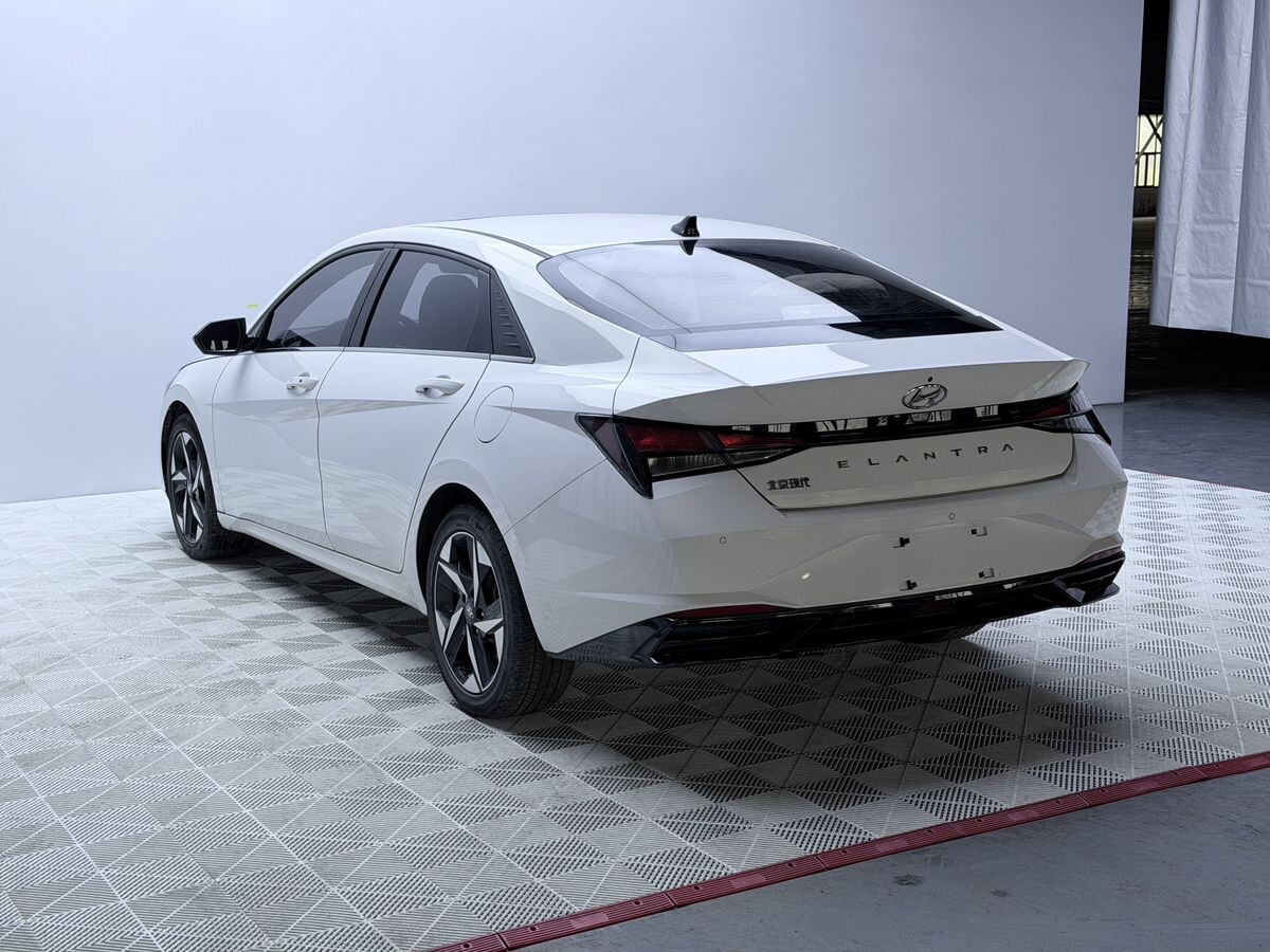 Hyundai Elantra 2022 - фото автомобиля