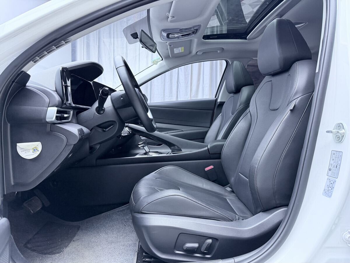 Hyundai Elantra 2022 - фото автомобиля