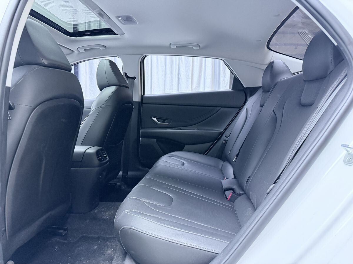 Hyundai Elantra 2022 - фото автомобиля