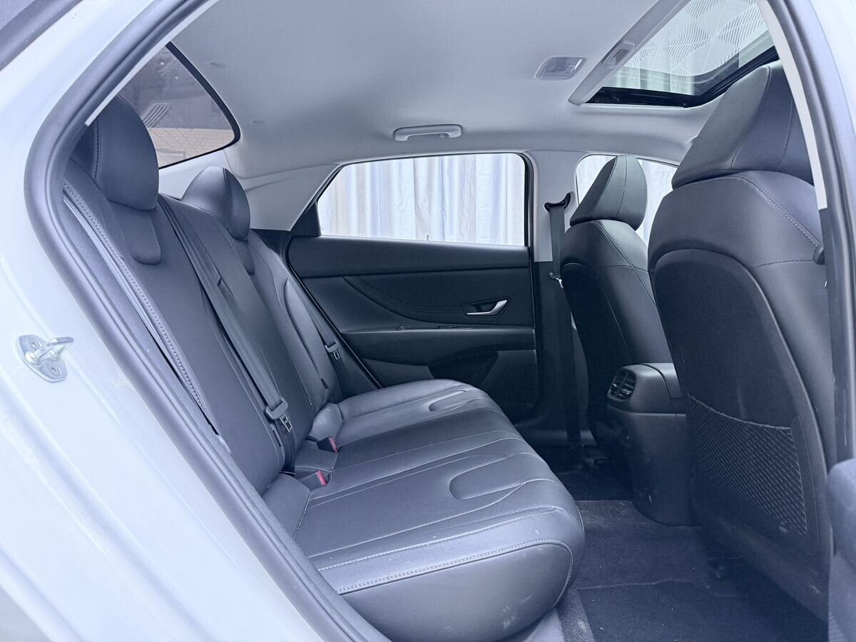 Hyundai Elantra 2022 - фото автомобиля