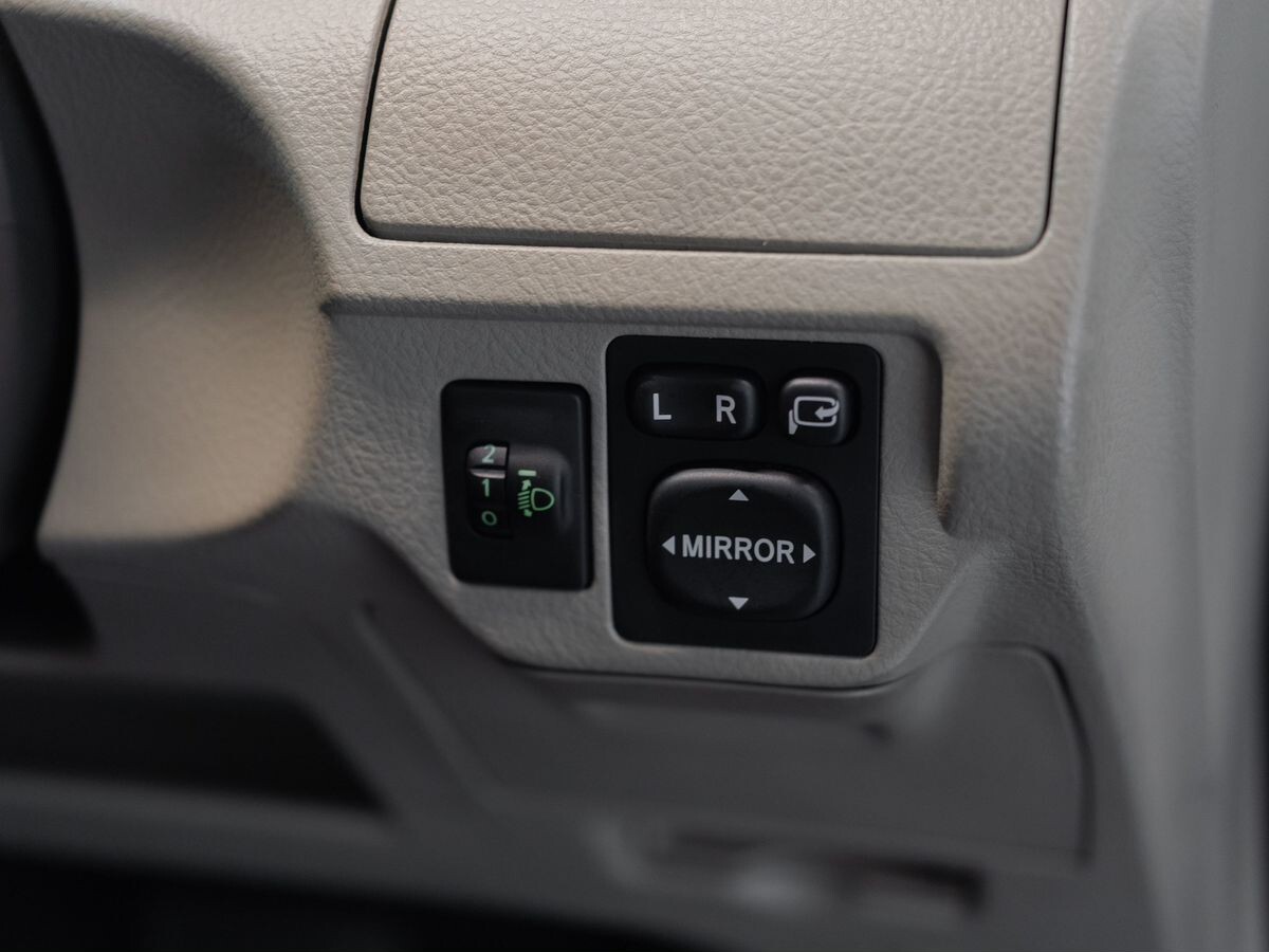Toyota Belta 2009 - фото автомобиля