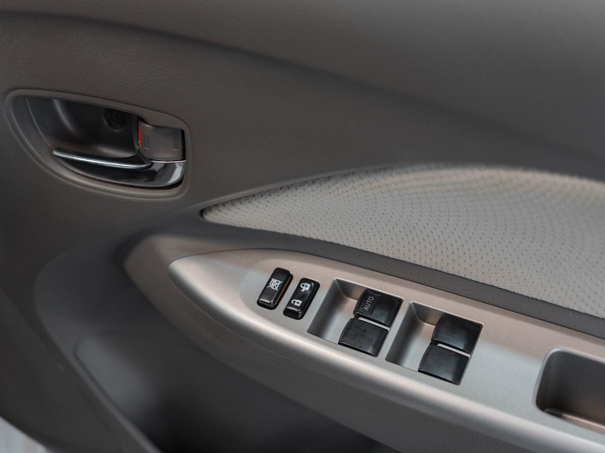 Toyota Belta 2009 - фото автомобиля