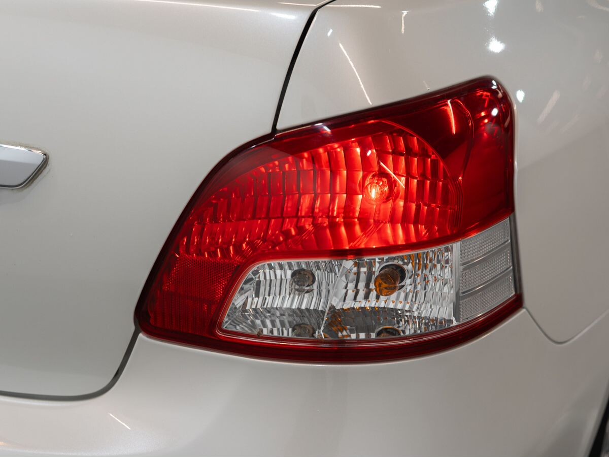 Toyota Belta 2009 - фото автомобиля