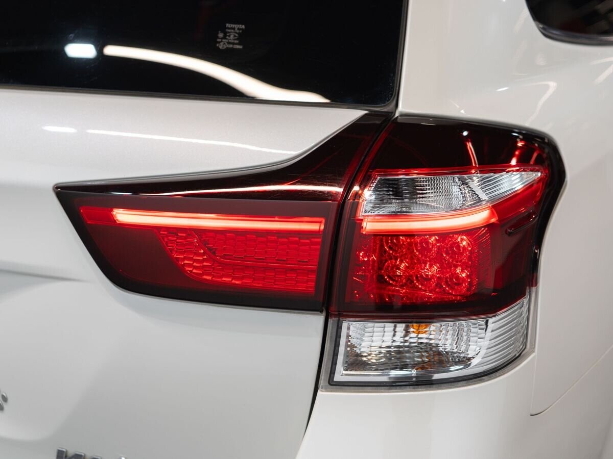 Toyota Corolla Fielder 2019 - фото автомобиля