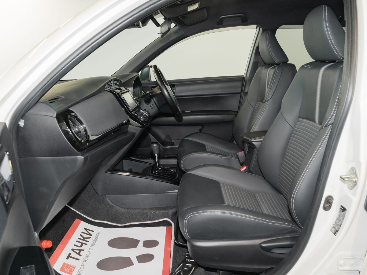 Toyota Corolla Fielder 2019 - фото автомобиля