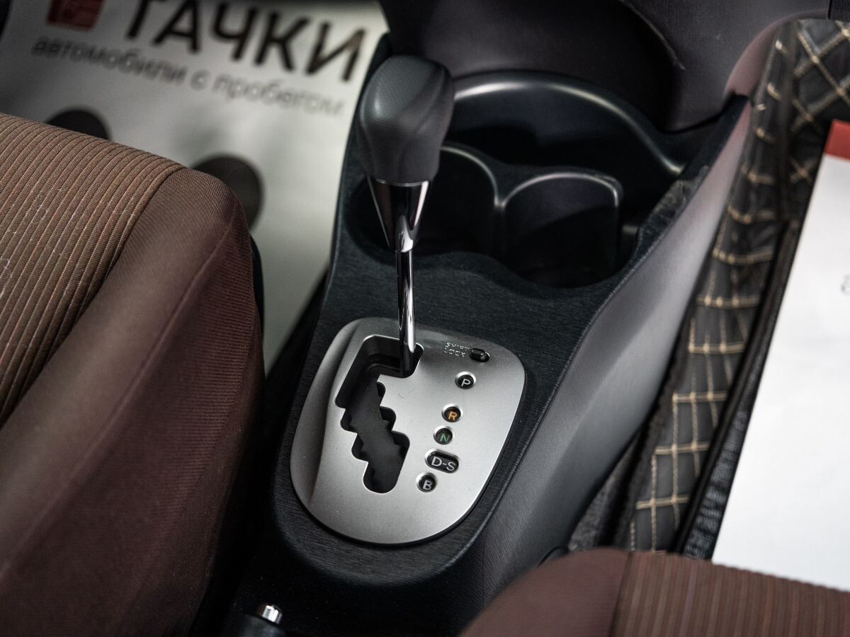 Toyota Vitz 2012 - фото автомобиля