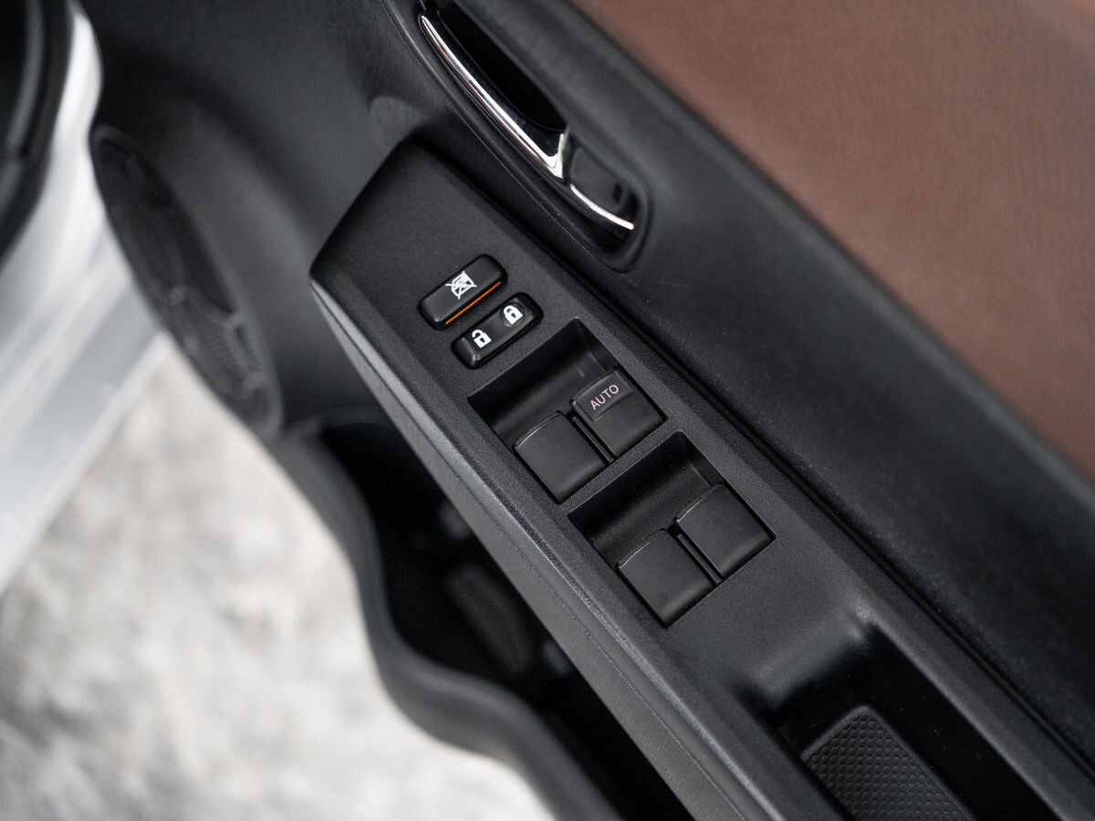 Toyota Vitz 2012 - фото автомобиля