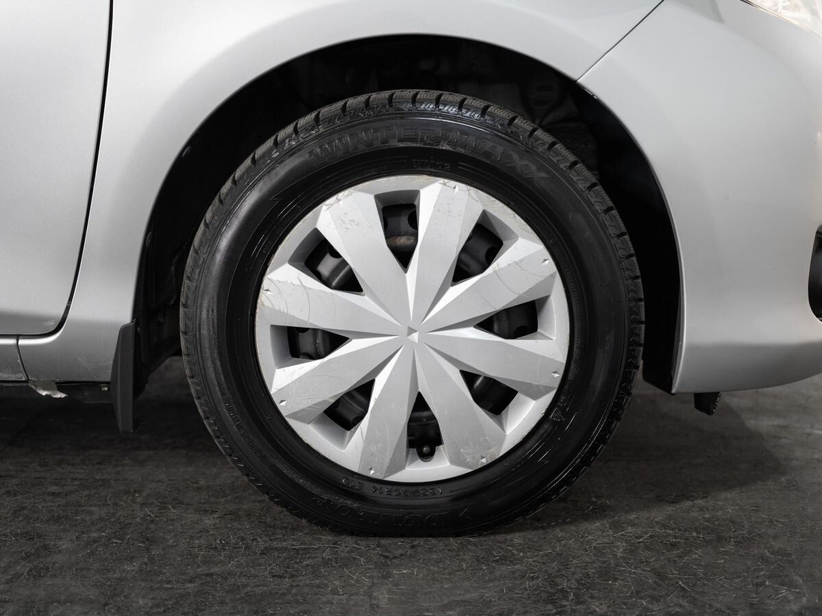 Toyota Vitz 2012 - фото автомобиля