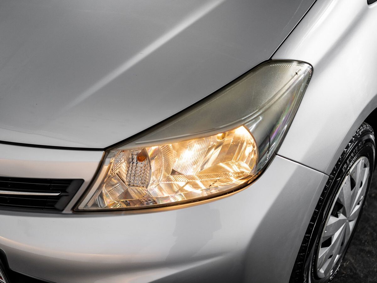 Toyota Vitz 2012 - фото автомобиля