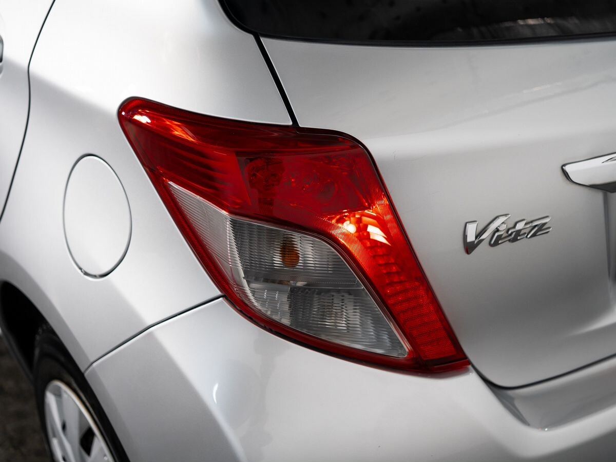 Toyota Vitz 2012 - фото автомобиля