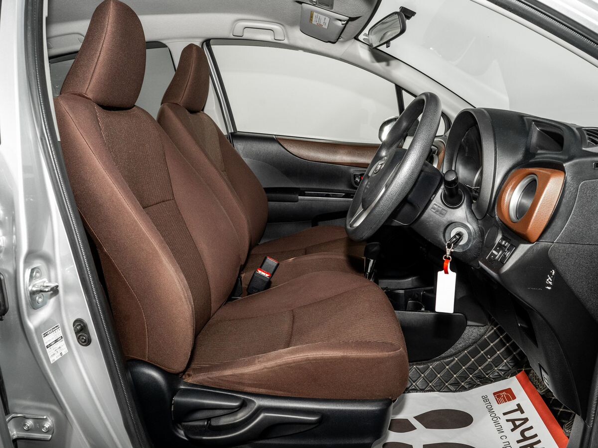 Toyota Vitz 2012 - фото автомобиля