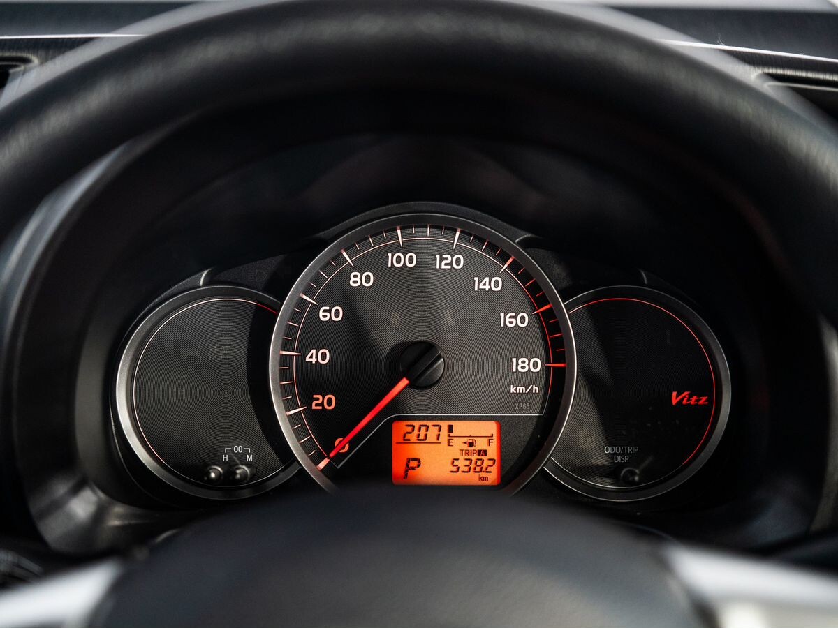 Toyota Vitz 2012 - фото автомобиля
