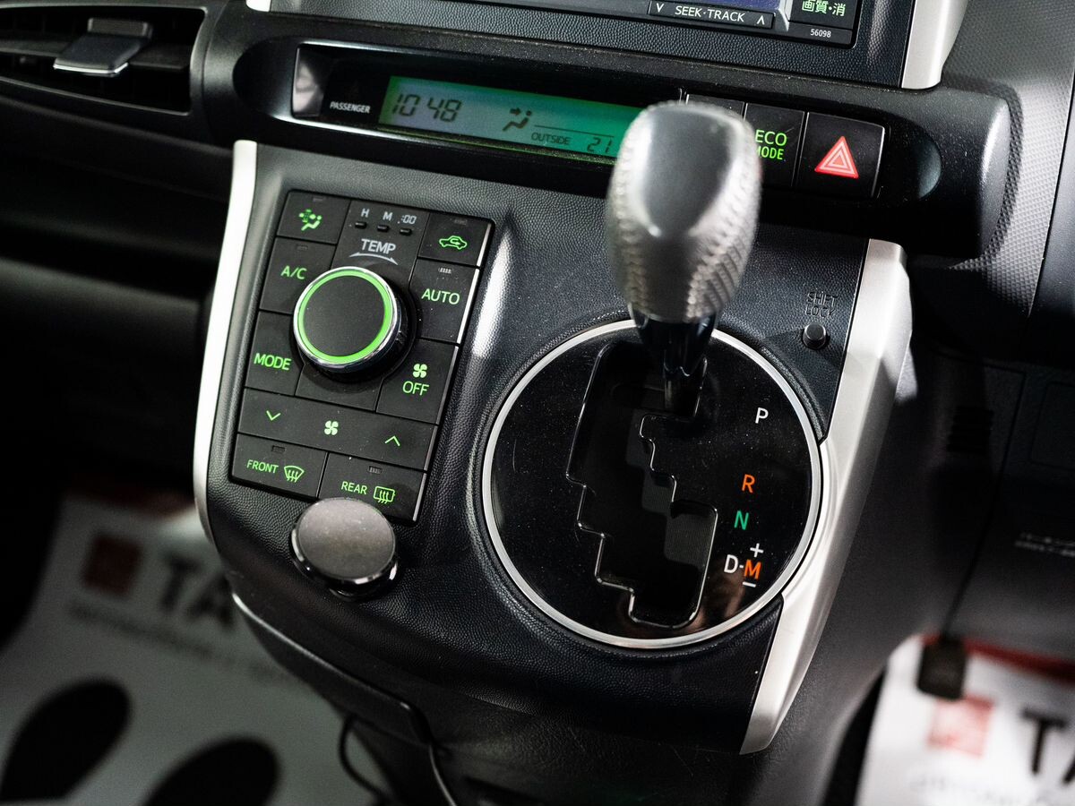 Toyota Wish 2010 - фото автомобиля