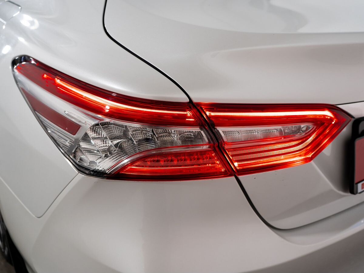 Toyota Camry 2021 - фото автомобиля