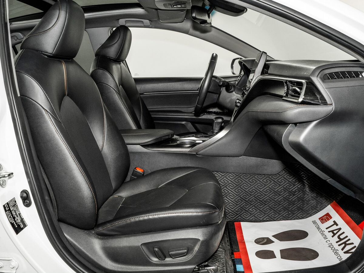 Toyota Camry 2021 - фото автомобиля