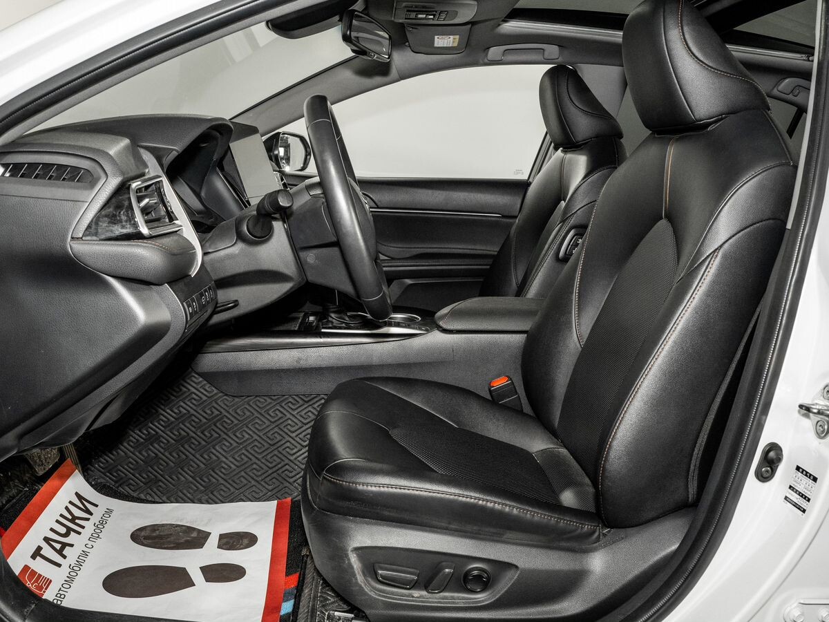 Toyota Camry 2021 - фото автомобиля