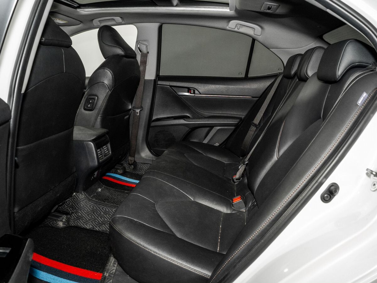 Toyota Camry 2021 - фото автомобиля