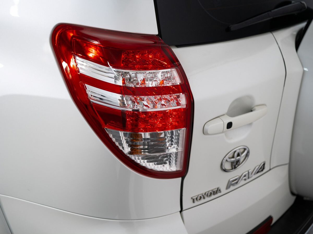 Toyota RAV4 2010 - фото автомобиля