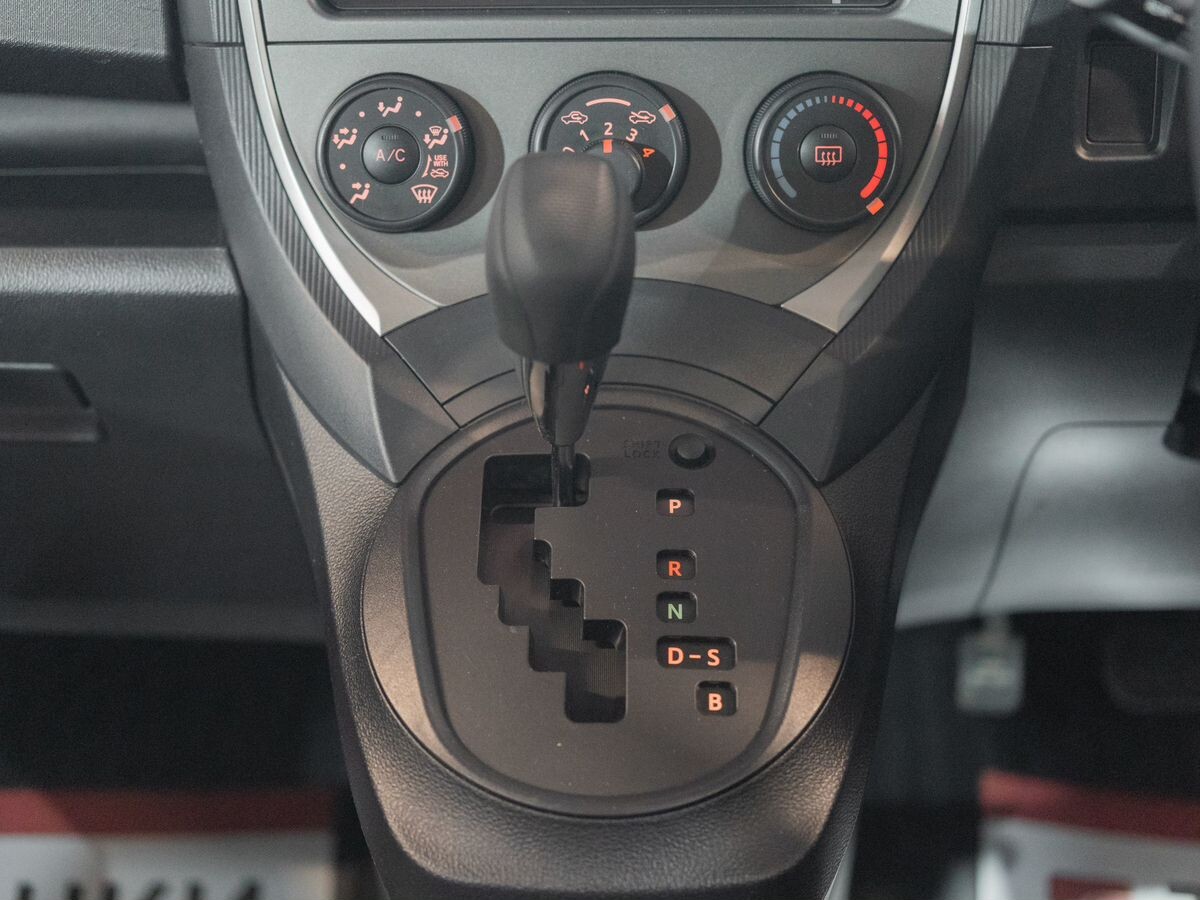 Toyota Ractis 2013 - фото автомобиля