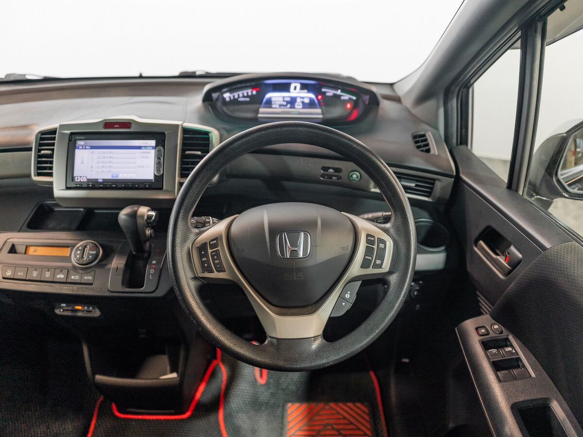 Honda Freed Spike 2014 - фото автомобиля
