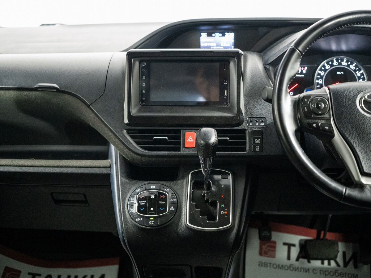 Toyota Voxy 2017 - фото автомобиля